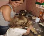 Γιαγιά διδασκαλία εγγονή της να μαγειρέψουν